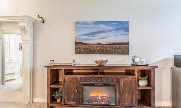 1 King Bed Suite Photo 15