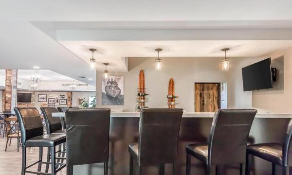 1 King Bed Suite Photo 17