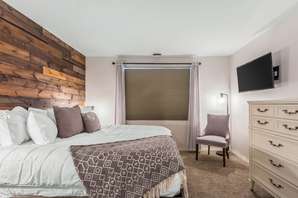 1 King Bed Premier 2 Room Suite Photo 2